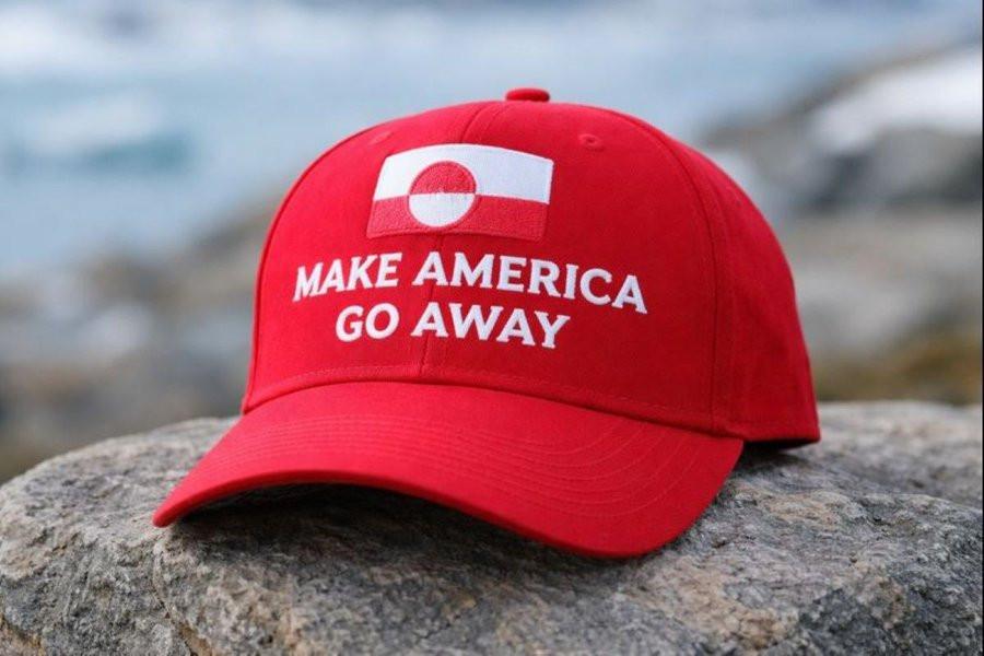 Eine Schirmmütze (Kappe) liegt auf einem Stein. Die Mütze ist rot; in weiter Schrift steht darauf »Make America Go Away«